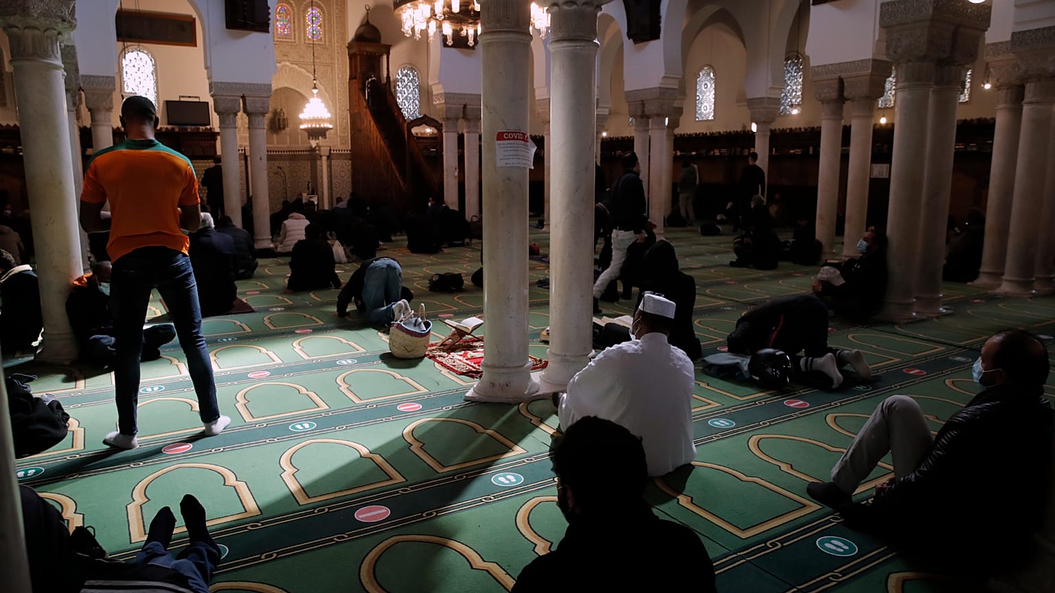 Varios musulmanes rezan durante el Ramadán en una mezquita.