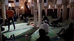 Varios musulmanes rezan durante el Ramadán en una mezquita.