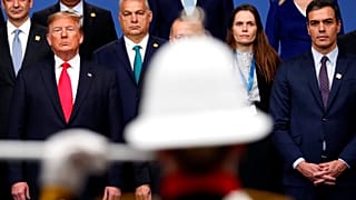 El presidente de Estados Unidos, Donald Trump, y el primer ministro español, Pedro Sánchez, asisten a una ceremonia durante una reunión de líderes de la OTAN en 2019.