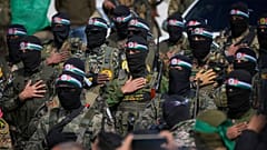 جنگجویان حماس پیش از مراسم تحویل گروگان‌های اسرائیلی به صلیب سرخ در نصیرات، مرکز نوار غزه، شنبه، ۲۲ فوریه ۲۰۲۵