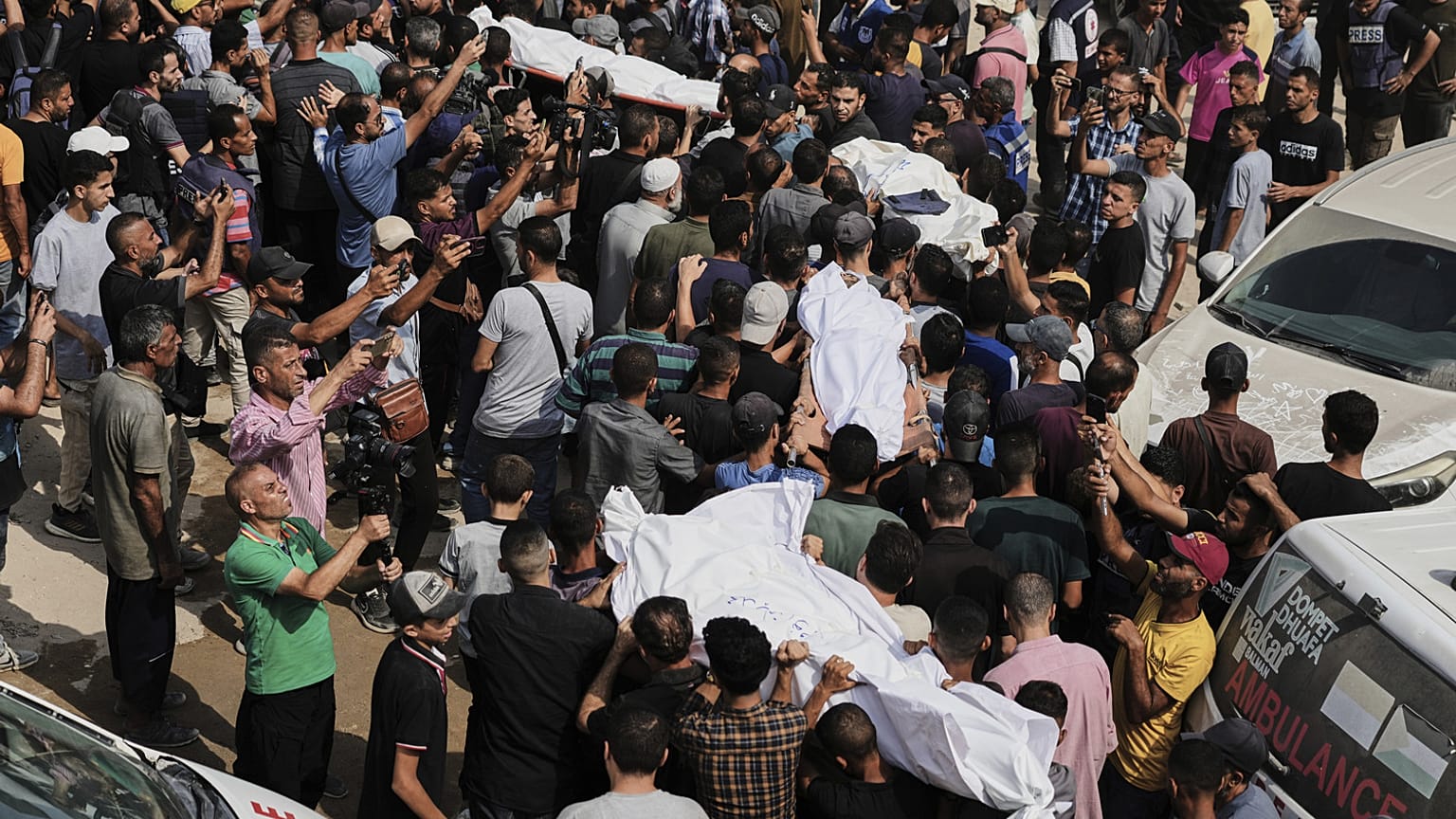 الفلسطينيون يحملون جثث الصحفيين، بمن فيهم مراسلا قناة الجزيرة أنس الشريف ومحمد قريقع، اللذين قتلا في غارة جوية إسرائيلية، خلال جنازتهما خارج مجمع مستشفى الشفاء في مدينة غزة،