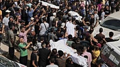 الفلسطينيون يحملون جثث الصحفيين، بمن فيهم مراسلا قناة الجزيرة أنس الشريف ومحمد قريقع، اللذين قتلا في غارة جوية إسرائيلية، خلال جنازتهما خارج مجمع مستشفى الشفاء في مدينة غزة،