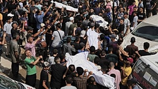 الفلسطينيون يحملون جثث الصحفيين، بمن فيهم مراسلا قناة الجزيرة أنس الشريف ومحمد قريقع، اللذين قتلا في غارة جوية إسرائيلية، خلال جنازتهما خارج مجمع مستشفى الشفاء في مدينة غزة،