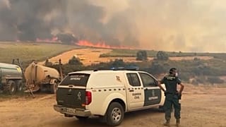 Des agents de la Garde civile près d'un feu de forêt autour d'une exploitation agricole, à Zamora, en Espagne, le dimanche 10 août 2025