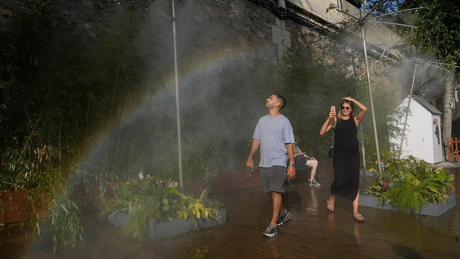 Paris'te Seine nehri kıyısındaki Paris Plage'da insanlar duş altında serinliyor, 10 Ağustos 2025.