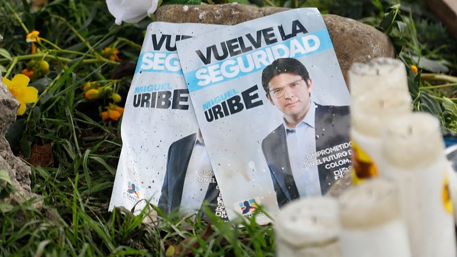 Un folleto con la imagen de Miguel Uribe Turbay.