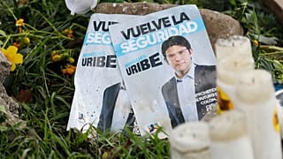 Un folleto con la imagen de Miguel Uribe Turbay.
