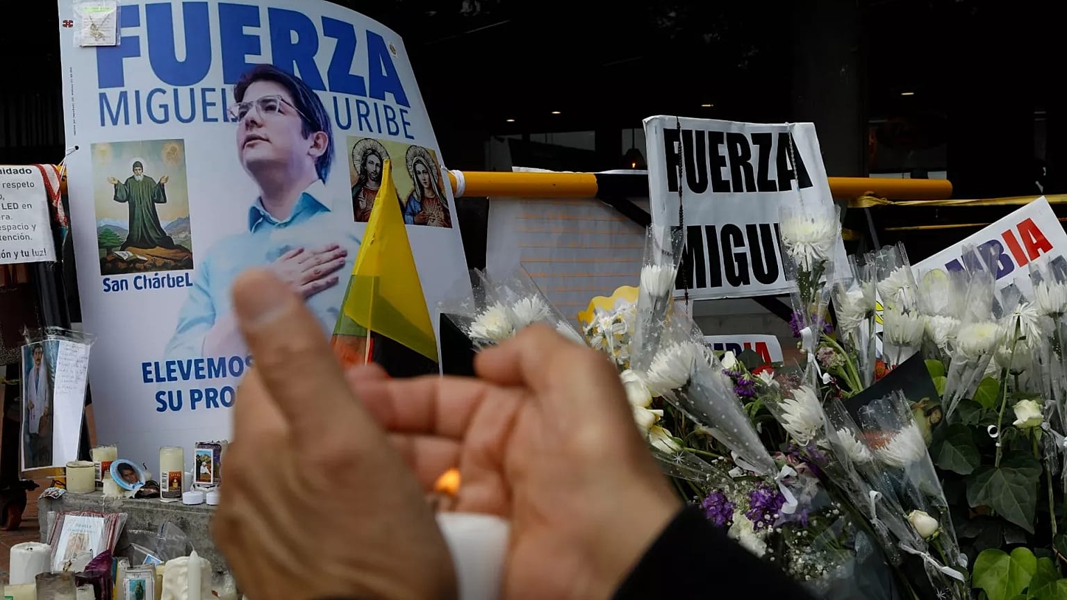 Bogota'da Kolombiyalı Senatör Miguel Uribe Turbay için hastane önünde dua edilirken sunakta bulunan bir kişi, 16 Haziran, 2025