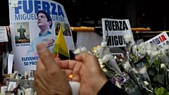 Bogota'da Kolombiyalı Senatör Miguel Uribe Turbay için hastane önünde dua edilirken sunakta bulunan bir kişi, 16 Haziran, 2025