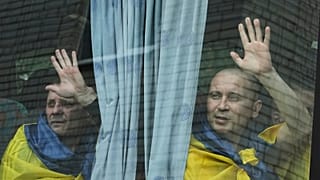 Soldados ucranianos tras regresar de su cautiverio durante un intercambio de prisioneros entre Rusia y Ucrania, en la región de Chernígov, Ucrania, viernes 4 de julio de 2025.