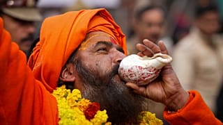 Hinduski święty mężczyzna dmucha w muszlę podczas pierwszego "królewskiego wejścia" festiwalu Mahakumbh w Sangam w Prayagraj, Uttar Pradesh, Indie, 6 stycznia 2025 r.          