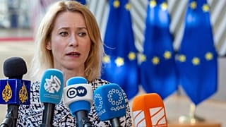 Kaja Kallas, responsable de la politique étrangère de l'Union européenne, s'entretient avec des journalistes à son arrivée à la réunion des ministres des affaires étrangères de l'UE à Bruxelles, le 15 juillet 2025.
