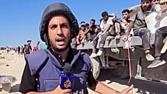Αυτή η αχρονολόγητη εικόνα που προέρχεται από βίντεο που μεταδόθηκε από το Al Jazeera δείχνει τον αραβόφωνο ανταποκριτή του δικτύου στη Γάζα Anas al-Sharif να κάνει ρεπορτάζ στη Γάζα
