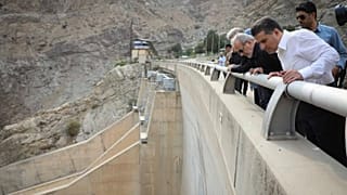 مسعود پزشکیان در حال بازدید از سد کرج