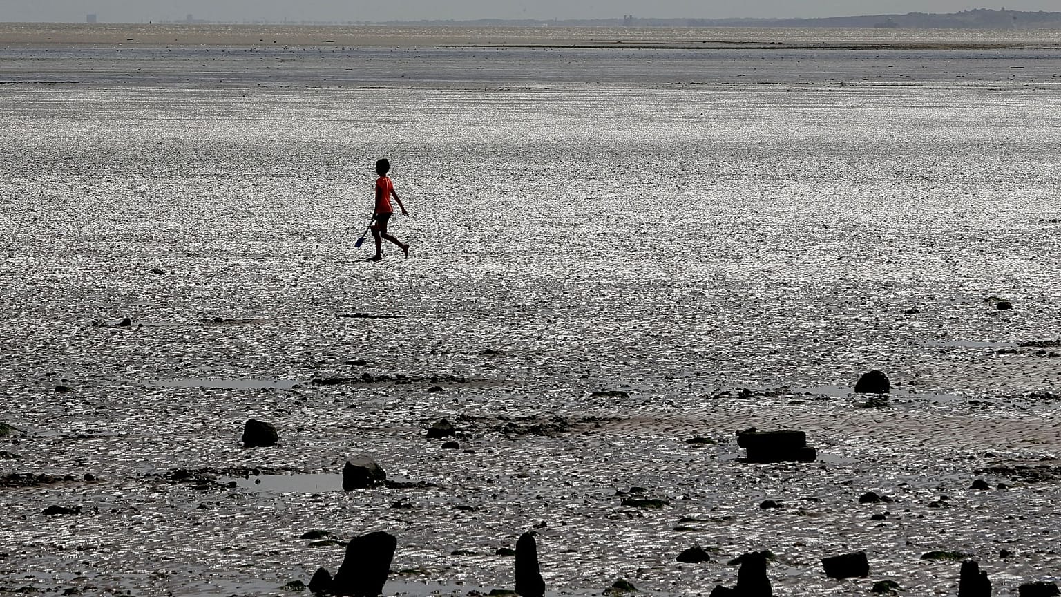 Bir çocuk, Leysdown On Sea'de plajın tadını çıkarıyor, 4 Ağustos 2015.