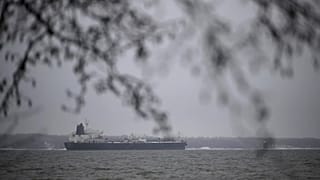 Le pétrolier Eagle S, soupçonné d'avoir perturbé le câble électrique Estlink-2 entre la Finlande et l'Estonie, est ancré près du port de Kilpilahti à Porvoo, le 7 janvier 2025.