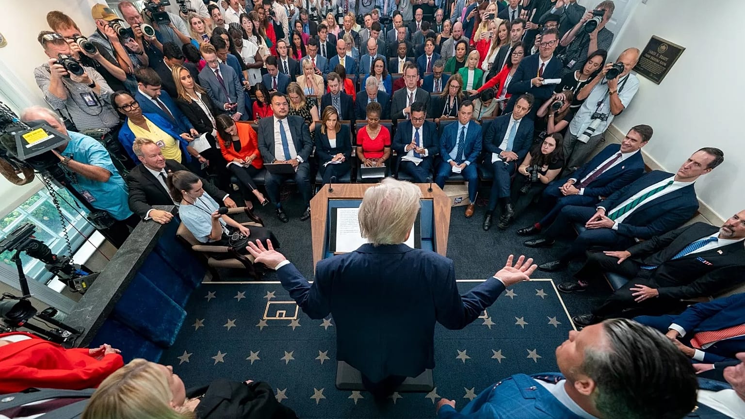 US-Präsident Donald Trump spricht mit Reportern im James Brady Press Briefing Room im Weißen Haus, 11. August 2025