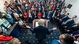 O Presidente dos EUA, Donald Trump, fala com os jornalistas na Sala de Imprensa James Brady, na Casa Branca, a 11 de agosto de 2025