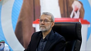 علي لاريجاني خلال تسجيل ترشحه للانتخابات الرئاسية الإيرانية في طهران، 31 أيار 2024