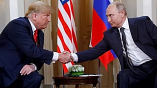 ARQUIVO - O Presidente Donald Trump, à esquerda, e o Presidente russo Vladimir Putin apertam as mãos durante uma reunião em Helsínquia, na Finlândia, a 16 de julho de 2018.