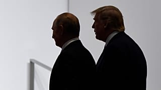 Sur cette photo d'archives du 28 juin 2019, le président Donald Trump et le président russe Vladimir Poutine marchent pour participer à une photo de groupe lors du sommet du G20 à Osaka, au Japon