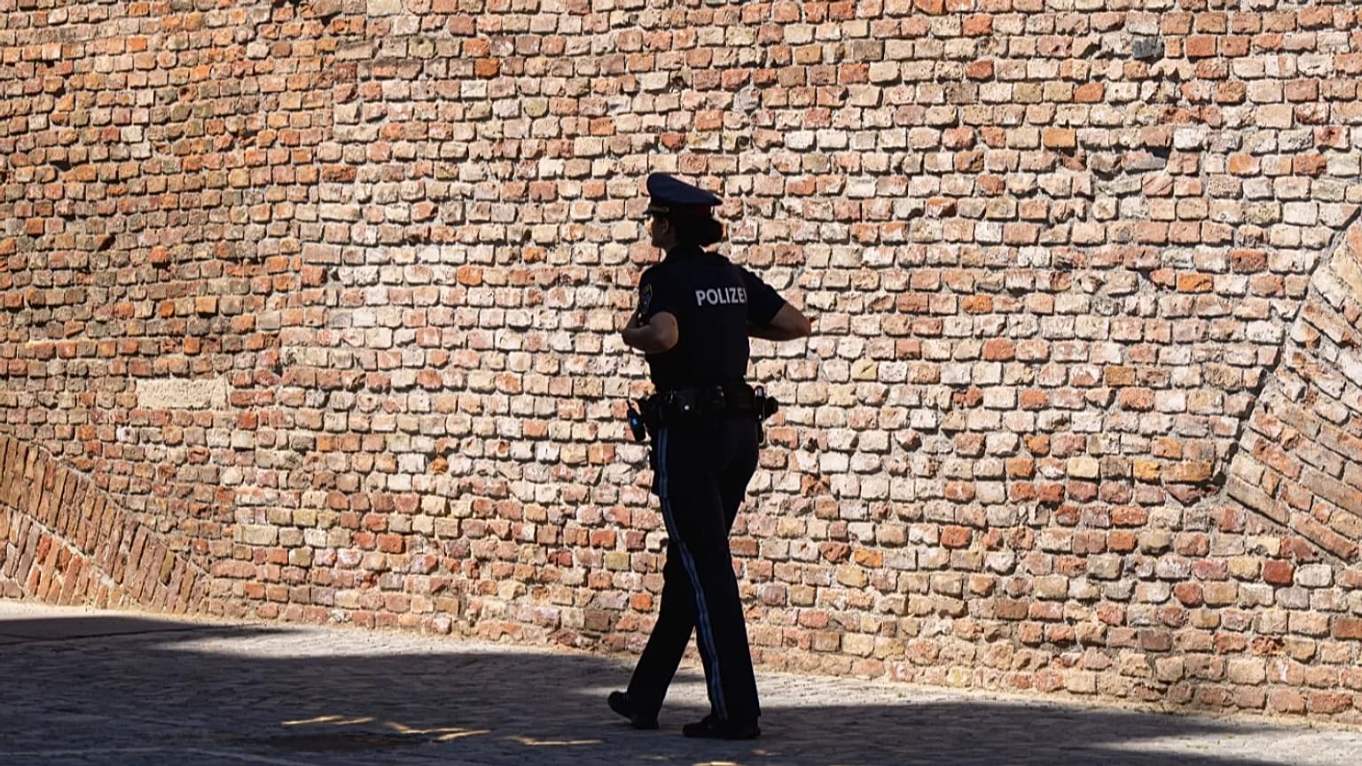 Bir polis memuru Viyana'daki Palais Coburg'un önünde yürürken, 5 Ağustos 2022