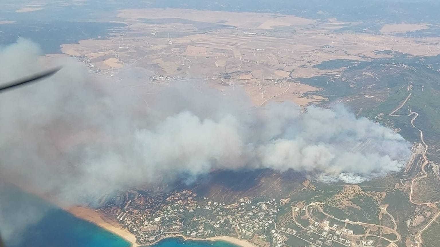 Tarifa ('Cádiz) şehrini tehdit eden yangının havadan görünümü, 11 Ağustos 2025.