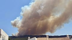 Vista del incendio muy cerca de las viviendas en Tarifa (´Cádiz), el 11 de agosto de 2025.