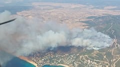 Tarifa ('Cádiz) şehrini tehdit eden yangının havadan görünümü, 11 Ağustos 2025.