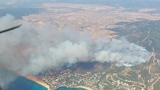 Tarifa ('Cádiz) şehrini tehdit eden yangının havadan görünümü, 11 Ağustos 2025.