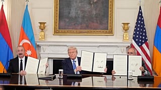 الرئيس الأمريكي دونالد ترامب مع رئيس وزراء أرمينيا نيكول باشينيان ورئيس أذربيجان إلهام علييف خلال توقيع الاتفاق في البيت الأبيض، 8 أغسطس 2025.