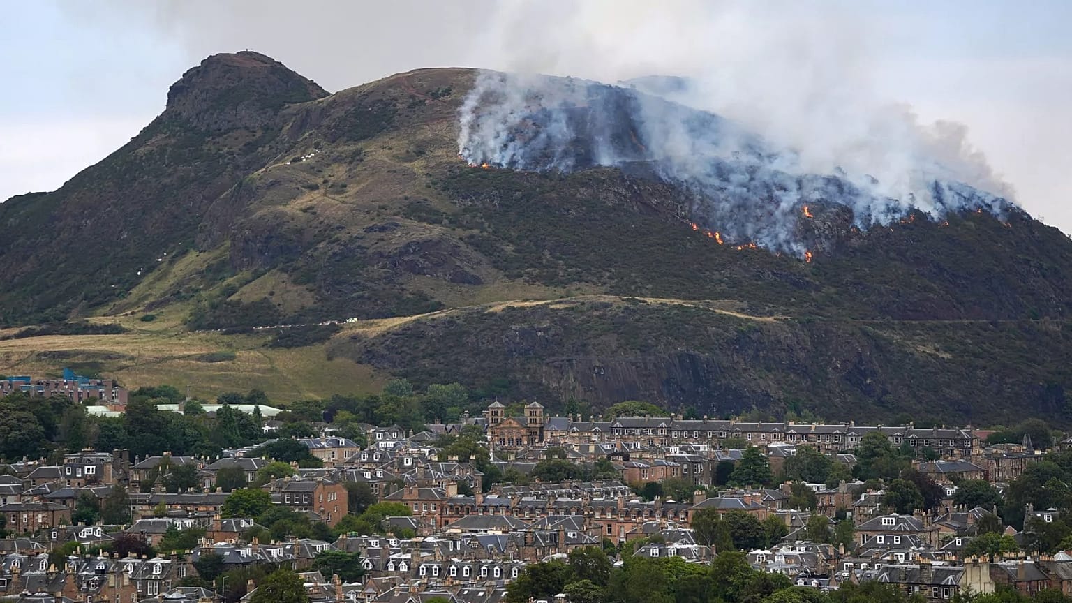 Edinburgh Holyrood Park'ta bulunan Arthur's Seat'te çıkan yangının bir görünümü, 10 Ağustos 2025