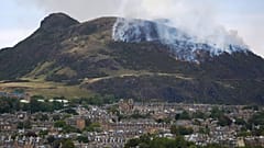 Edinburgh Holyrood Park'ta bulunan Arthur's Seat'te çıkan yangının bir görünümü, 10 Ağustos 2025