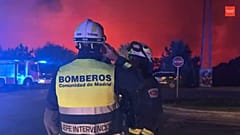 Bild von Feuerwehrleuten bei der Arbeit während des Brandes in Madrid am 11. August 2025.