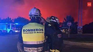 Imagen de los Bomberos trabajando durante el incendio declarado en Madrid el 11 de agosto de 2025.