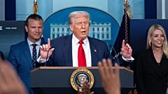 Präsident Donald Trump spricht mit Reportern im James Brady Press Briefing Room im Weißen Haus, Montag, 11. August 2025, in Washington