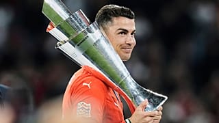 Ο Πορτογάλος Κριστιάνο Ρονάλντο κρατά το τρόπαιο μετά την κατάκτηση του πρωταθλήματος ποδοσφαίρου Nations League στην Allianz Arena στο Μόναχο της Γερμανίας, Κυριακή 8 Ιουνίου 2025.