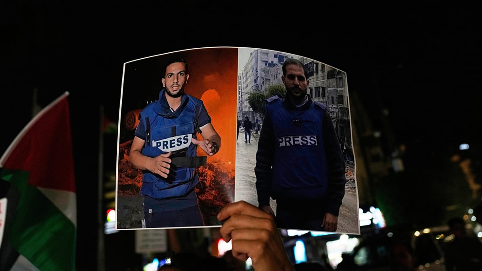 امرأة تحمل لافتة تظهر الصحفيين الفلسطينيين أنس الشريف ومحمد قريقة، اللذين قتلتهما إسرائيل في غارة بغزة، خلال مظاهرة برام الله، 11 أغسطس 2025