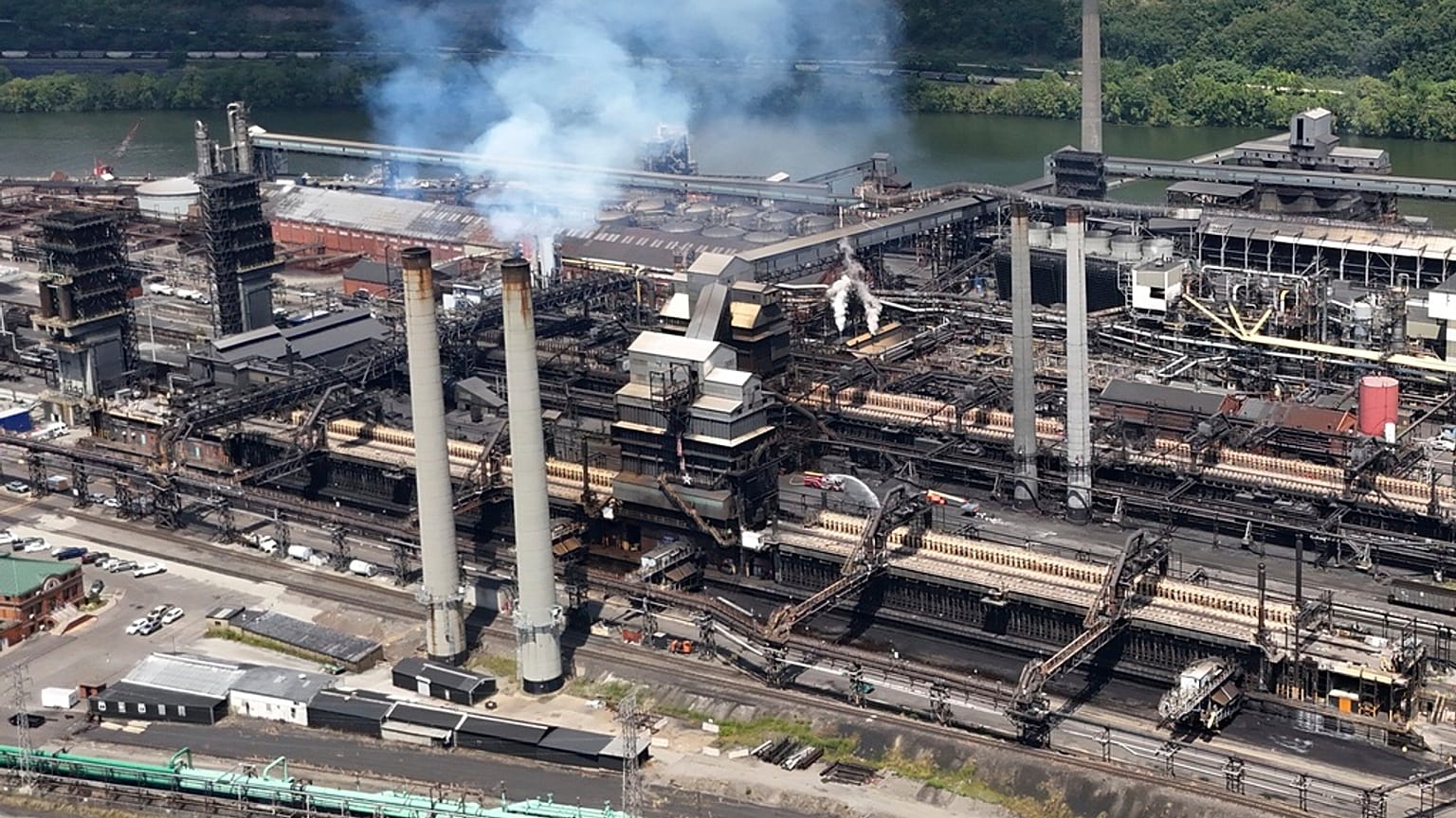 A Clairton Coke Works, egy U.S. Steel üzem egy része látható hétfőn, 2025. augusztus 11-én, Clairtonban, Pa. (AP Photo/Gene J. Puskar).