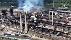 Bir ABD Çelik fabrikası olan Clairton Coke Works'ün bir bölümü 11 Ağustos 2025, Pazartesi günü Clairton, Pa'da görülüyor (AP Photo/Gene J. Puskar