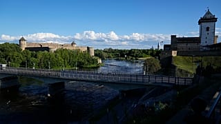 Pont de l'amitié entre l'Estonie et la Russie à Narva.