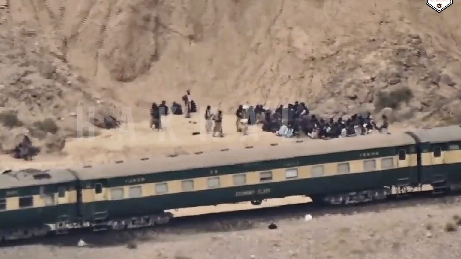صورة مأخوذة من مقطع فيديو أصدره جيش تحرير بلوشستان، يظهر أشخاص خارج قطار بعد تعرضهم لهجوم بإقليم بلوشستان جنوب غرب باكستان، في 12 مارس/ آذار 2025.