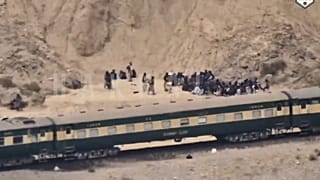 صورة مأخوذة من مقطع فيديو أصدره جيش تحرير بلوشستان، يظهر أشخاص خارج قطار بعد تعرضهم لهجوم بإقليم بلوشستان جنوب غرب باكستان، في 12 مارس/ آذار 2025.