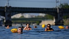 Menschen schwimmen am Montag, den 11. August 2025, in der Seine in Paris.