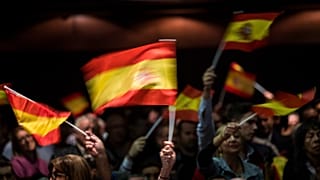 DATEI: FILE - Anhänger der spanischen rechtsextremen Vox-Partei schwenken Fahnen während einer Kundgebung in Murcia, Spanien, am Mittwoch, 14. November 2018.