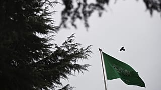 طائر يرفرف بجوار علم المملكة العربية السعودية على سطح مبنى قنصليتها في إسطنبول، الأحد 14 أكتوبر/ تشرين الأول 2018.