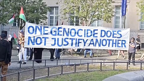 Protestujący w Berlinie gromadzą się po zabiciu dziennikarzy w Gazie