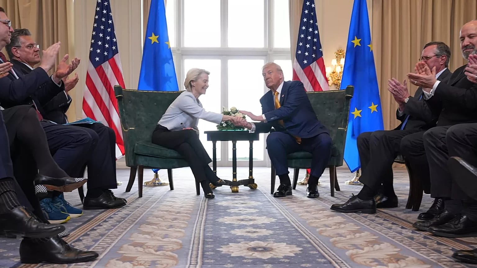 Başkan Donald Trump ve Avrupa Komisyonu Başkanı Ursula von der Leyen, İskoçya'nın Turnberry kentindeki Trump Turnberry golf sahasında bir ticaret anlaşmasına vardıktan sonra el sıkıştılar