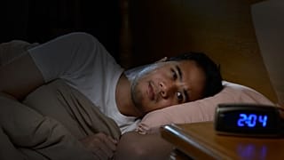 Un hombre lucha por dormir.