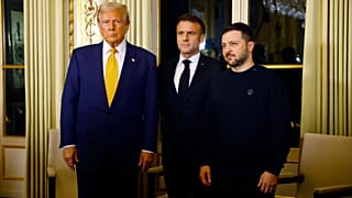 Donald Trump, Emmanuel Macron y Volodímir Zelenski en el Palacio del Elíseo de París, el 7 de diciembre de 2024.